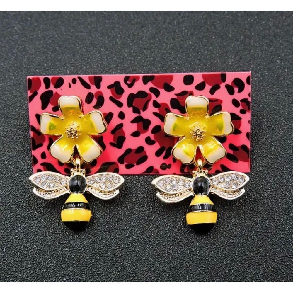 🐝 Betsey Johnson stunning flower & bumblebee earrings 🐝